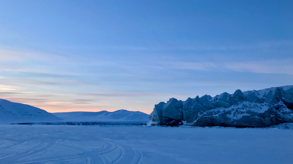 Impressive ice watching during a snowmobile tour