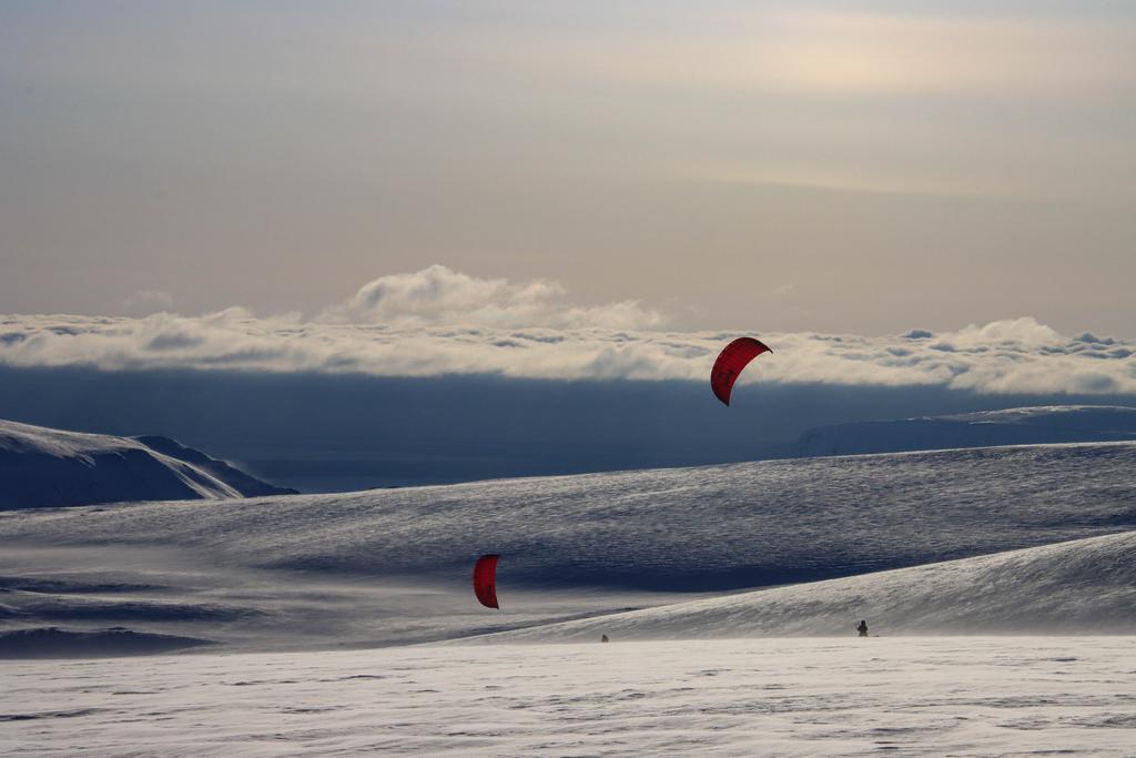 Downhill kite session in the Arctic