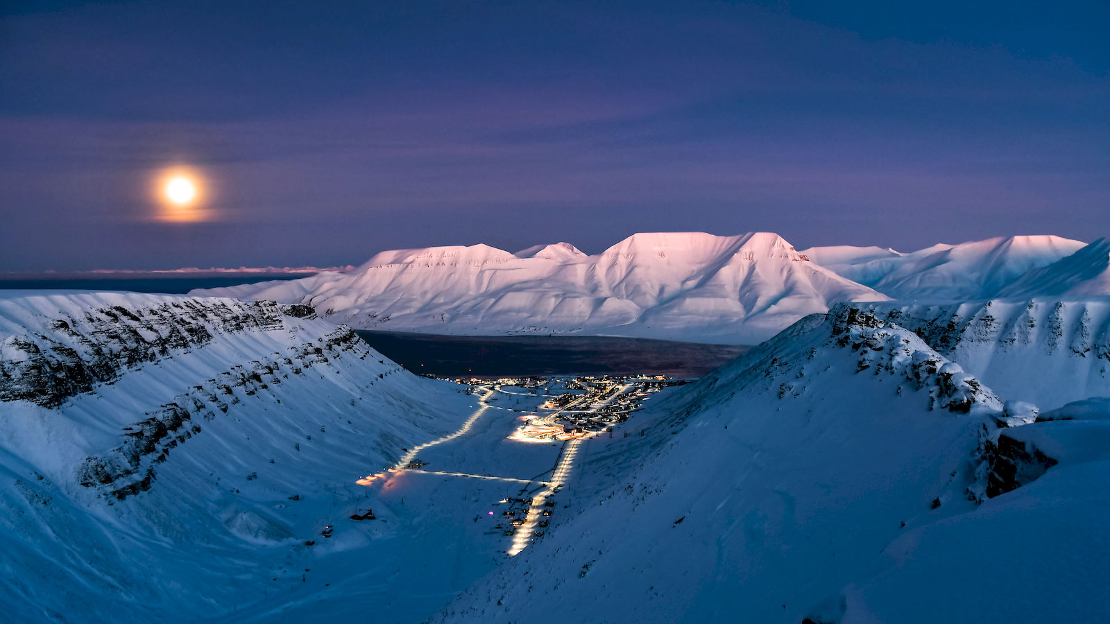 Longyearbyen im Mondlicht