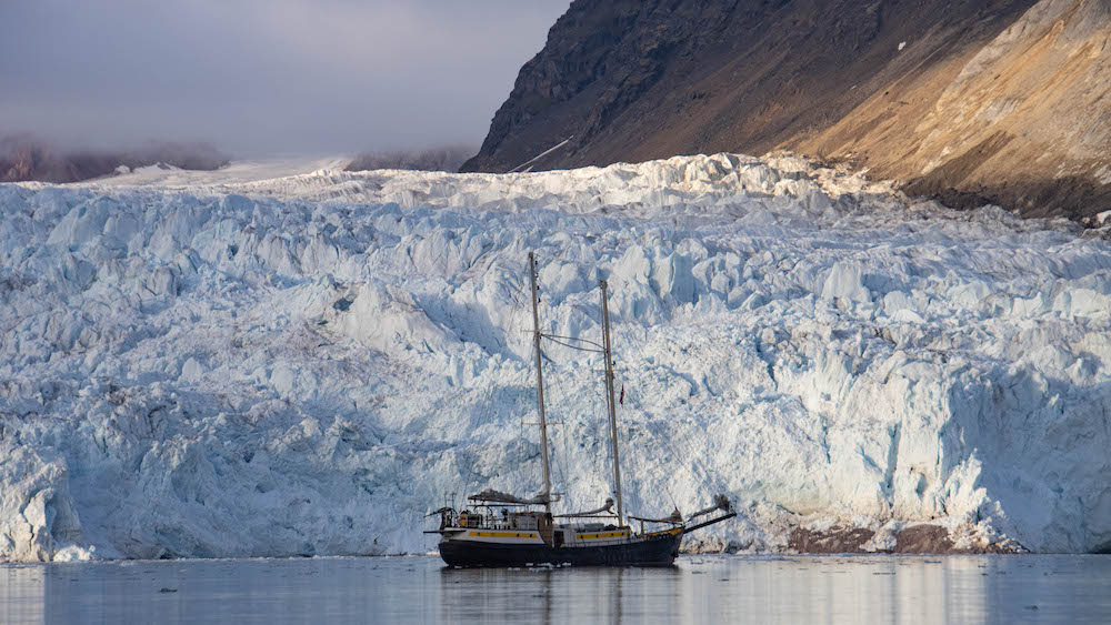 The SV Meander in front of a glacier front
