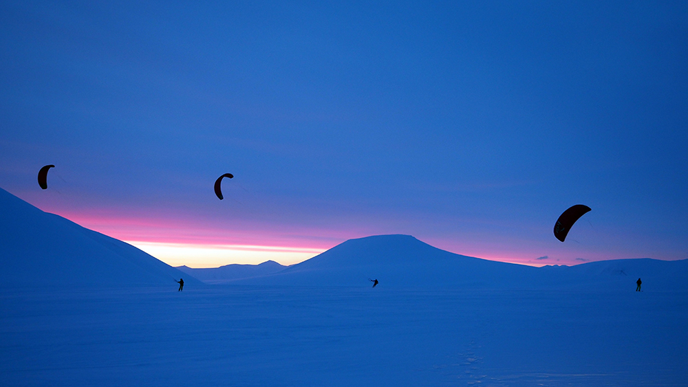Midnightsun kiting in Svalbard