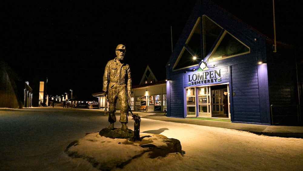 The miners' memorial in Longyearbyen during the polar night