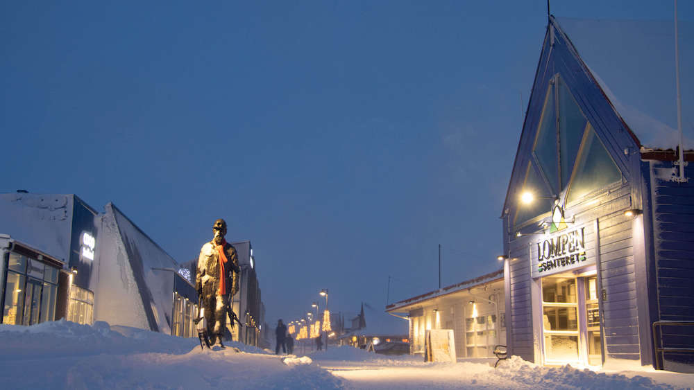 Miners' memorial in front of Lompen Senteret in Longyearbyen