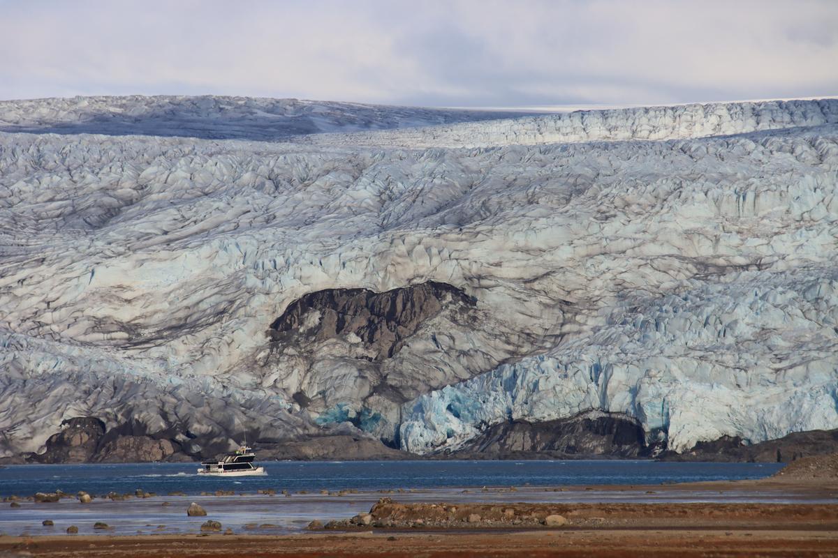 Ship cruise on glacier front