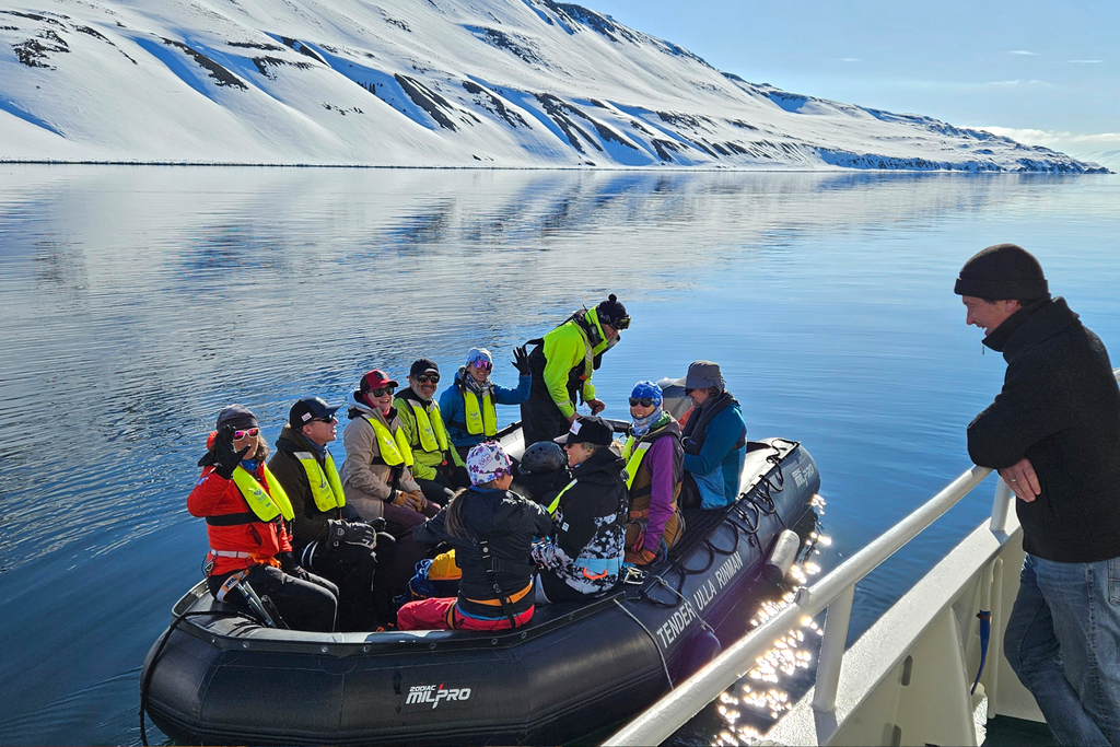 Zodiac cruise with ship Ulla Rinman